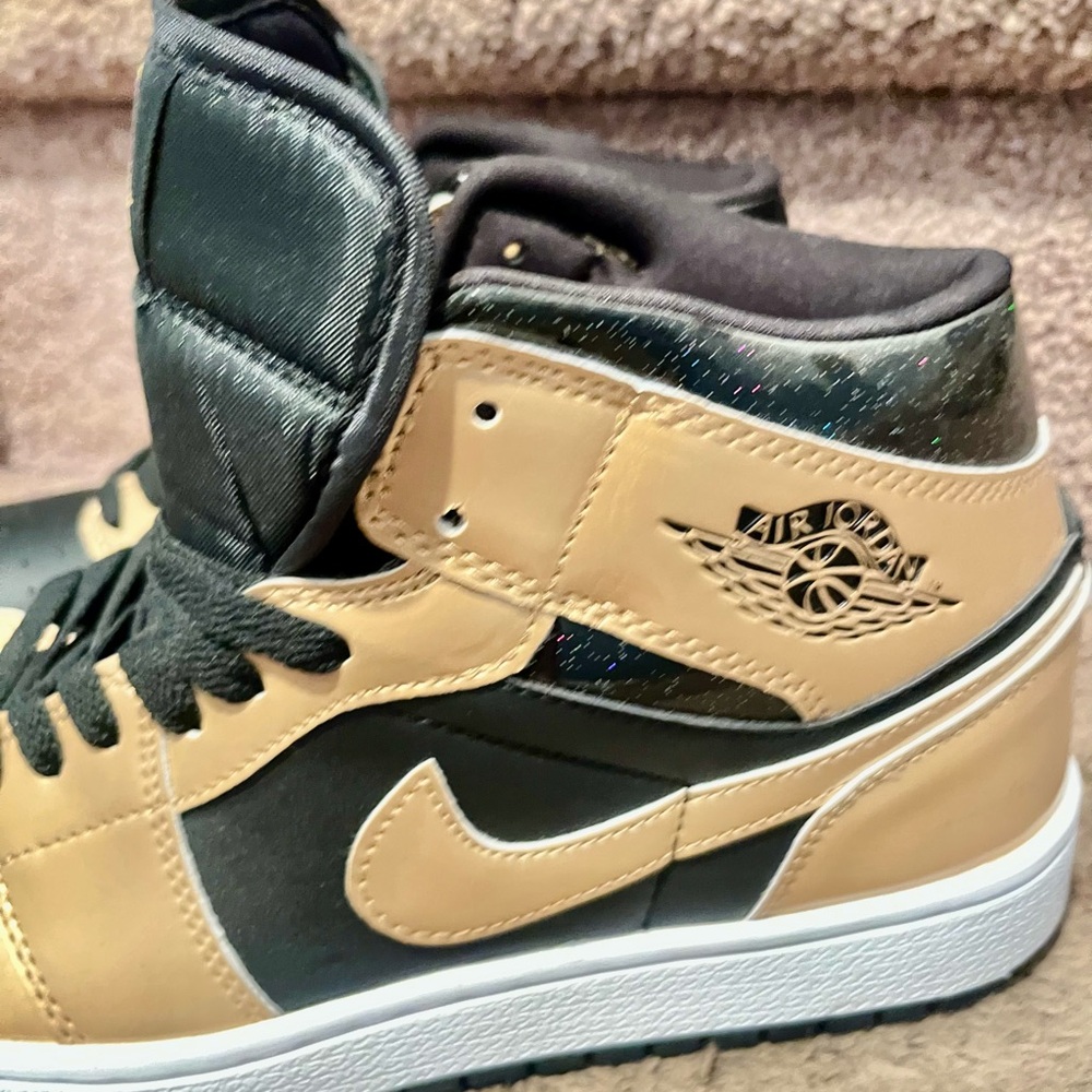 NEW Nike Air Jordan High Top Sneakers in Black & Gold size 9 beautiful l👟👟👟